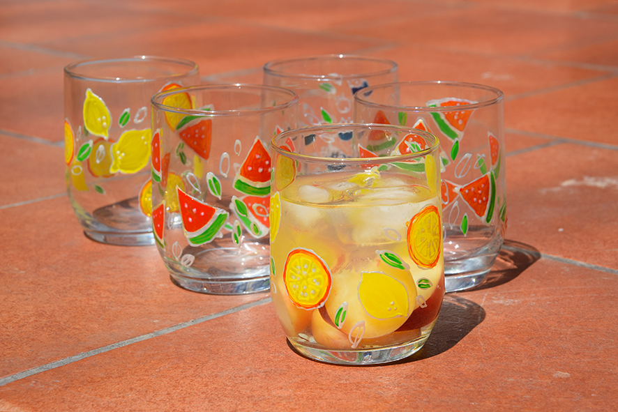 Ovocné poháriky na limonádu sú namaľované a dokončené. Môžeme si z nich vychutnávať limonádu na letnej terase.